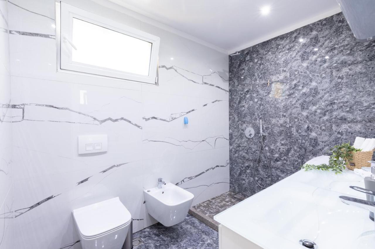Exclusive 2 Bedrooms Apartment 티라나 외부 사진