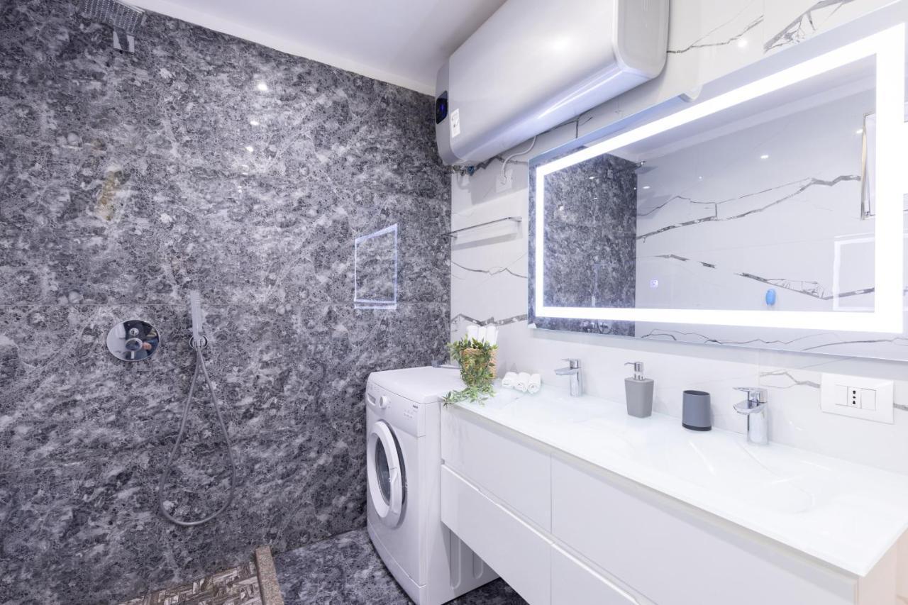 Exclusive 2 Bedrooms Apartment 티라나 외부 사진