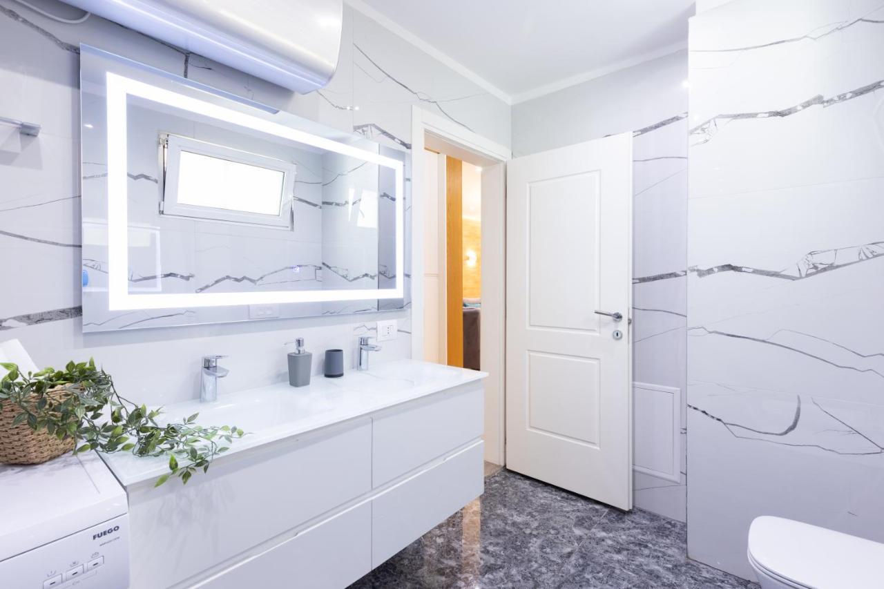 Exclusive 2 Bedrooms Apartment 티라나 외부 사진