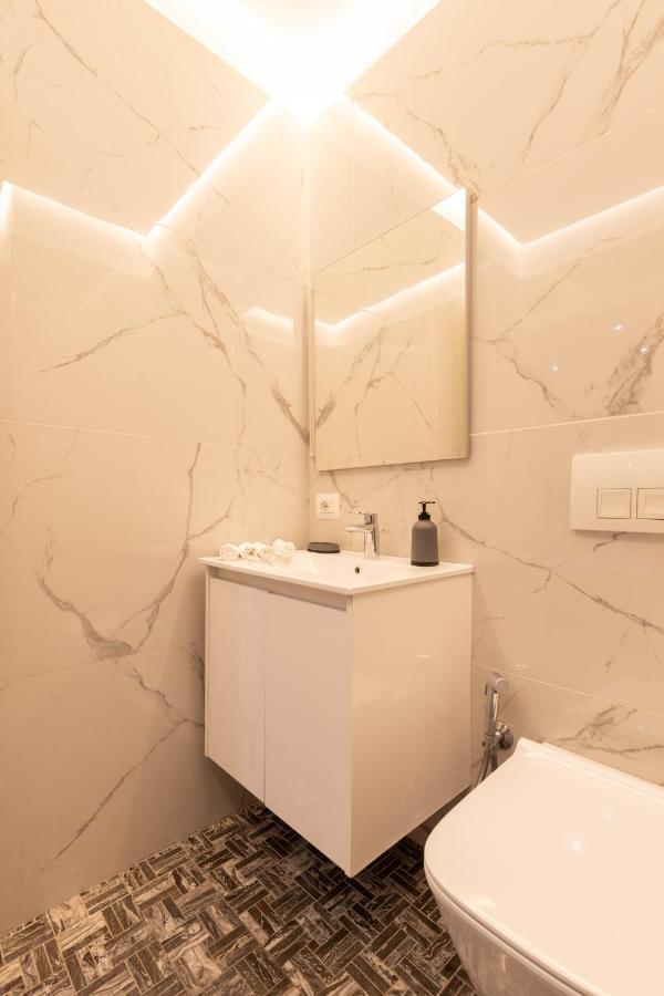 Exclusive 2 Bedrooms Apartment 티라나 외부 사진